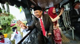 Wali Kota Bandung Yana Mulyana bersama istri usai peringatan peristiwa Bandung Lautan Api (BLA) di Balai Kota Bandung, Jumat (24/03).