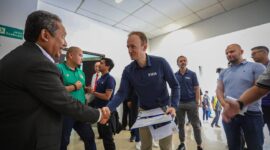 Wali Kota Bandung Yana Mulyana saat menyambut perwakilan FIFA saat meninjau Stadion GBLA, Jumat (24/03).