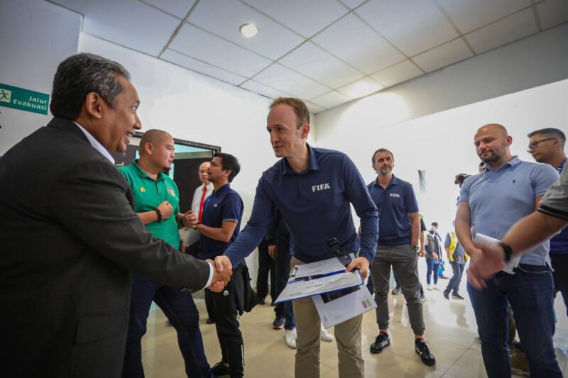 Wali Kota Bandung Yana Mulyana saat menyambut perwakilan FIFA saat meninjau Stadion GBLA, Jumat (24/03).
