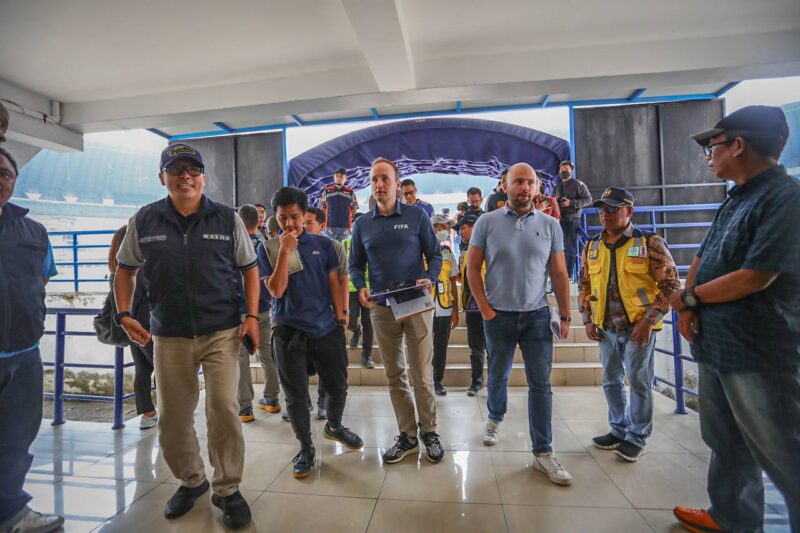 Perwakilan Fifa saat meninjau Stadion GBLA, Bandung.