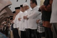 Gubernur Jawa Barat Ridwan Kamil saat mengikuti Shalat Tarawih di Masjid Raya Al-Jabbar, Bandung, Jumat (24/03).