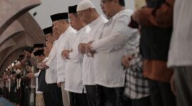 Gubernur Jawa Barat Ridwan Kamil saat mengikuti Shalat Tarawih di Masjid Raya Al-Jabbar, Bandung, Jumat (24/03).