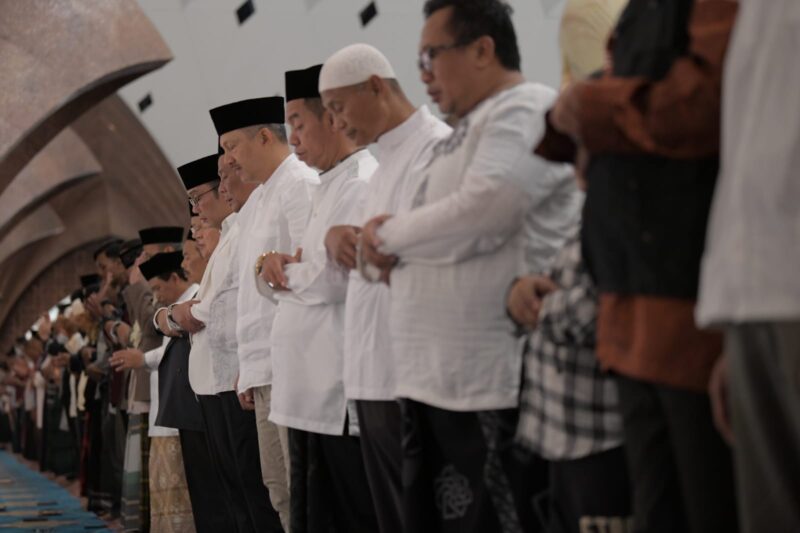 Gubernur Jawa Barat Ridwan Kamil saat mengikuti Shalat Tarawih di Masjid Raya Al-Jabbar, Bandung, Jumat (24/03).