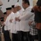 Gubernur Jawa Barat Ridwan Kamil saat mengikuti Shalat Tarawih di Masjid Raya Al-Jabbar, Bandung, Jumat (24/03).