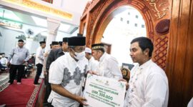 Wali Kota Bandung Yana Mulyana memberikan santunan kepada para perwakilan di Masjid Daarul Ulum Komplek Tamansari Bukit Bandung Kelurahan Sindangjaya Kecamatan Mandalajati, Selasa (28/03).