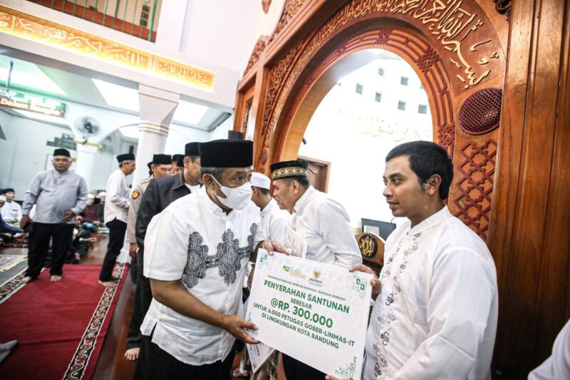 Wali Kota Bandung Yana Mulyana memberikan santunan kepada para perwakilan di Masjid Daarul Ulum Komplek Tamansari Bukit Bandung Kelurahan Sindangjaya Kecamatan Mandalajati, Selasa (28/03).