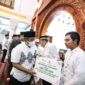 Wali Kota Bandung Yana Mulyana memberikan santunan kepada para perwakilan di Masjid Daarul Ulum Komplek Tamansari Bukit Bandung Kelurahan Sindangjaya Kecamatan Mandalajati, Selasa (28/03).