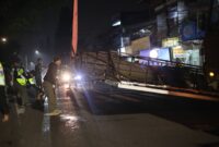 Satpol PP Bandung saat menertibkan Reklame Ilegal di Jalan Dago, Bandung, Senin (28/03).