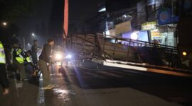 Satpol PP Bandung saat menertibkan Reklame Ilegal di Jalan Dago, Bandung, Senin (28/03).