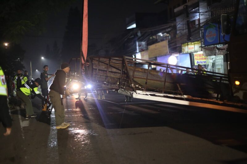Satpol PP Bandung saat menertibkan Reklame Ilegal di Jalan Dago, Bandung, Senin (28/03).