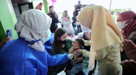 Seorang anak tengah menerima imunisasi polio