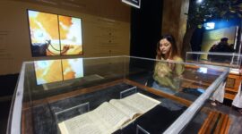 Seorang Warga Bandung tengah melihat replika Al Quran di Galeri Rasulullah Masjid Raya Al-Jabbar.