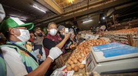 Wali Kota Bandung, Yana Mulyana memastikan kebutuhan pokok di Pasar Baru, Rabu 15 Maret 2023.