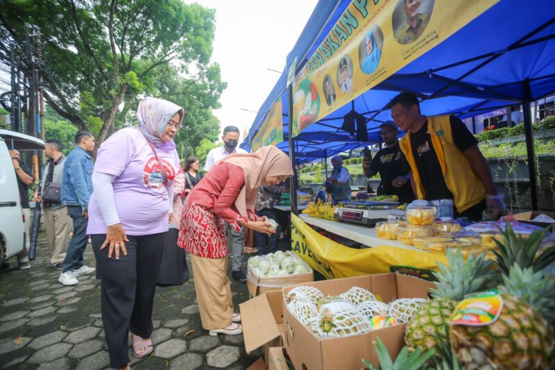 Ketua TP PKK Kota Bandung Yunimar Mulyana hadiri Pangan Murah.