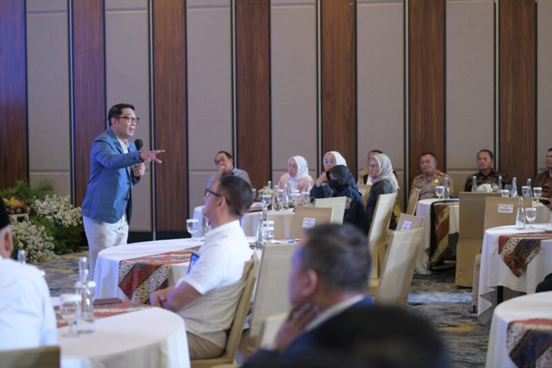 Gubernur Jawa Barat Ridwan Kamil dalam acara High Level Meeting Tim Pengendali Inflasi Daerah (TIPD) - Bank Indonesia di Mason Pine Hotel, Kota Baru Parahyangan, Kabupaten Bandung Barat, Kamis (16/3/2023).