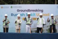 Gubernur Jawa Barat Ridwan Kamil saat peletakan batu pertama Rumah Sakit Pendidikan Unpad di Kampus Unpad, Jatinangor, Kabupaten Sumedang, Jumat (17/3/2023).