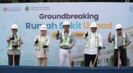 Gubernur Jawa Barat Ridwan Kamil saat peletakan batu pertama Rumah Sakit Pendidikan Unpad di Kampus Unpad, Jatinangor, Kabupaten Sumedang, Jumat (17/3/2023).