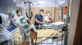 Wali Kota Bandung Yana Mulyana melihat kondisi korban yang saat ini masih dalam penanganan ruangan intensif atau Intensive Care Unit (ICU) di Rumah Sakit Al Islam, Selasa 28 Maret 2023.