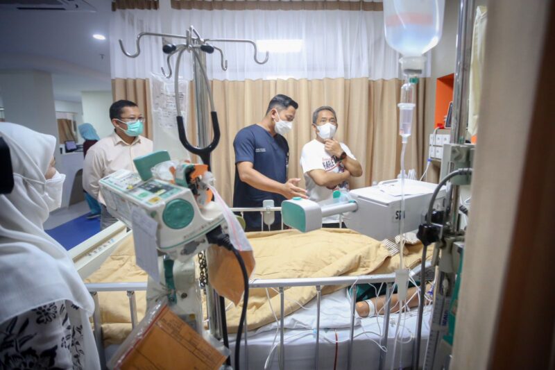 Wali Kota Bandung Yana Mulyana melihat kondisi korban yang saat ini masih dalam penanganan ruangan intensif atau Intensive Care Unit (ICU) di Rumah Sakit Al Islam, Selasa 28 Maret 2023.
