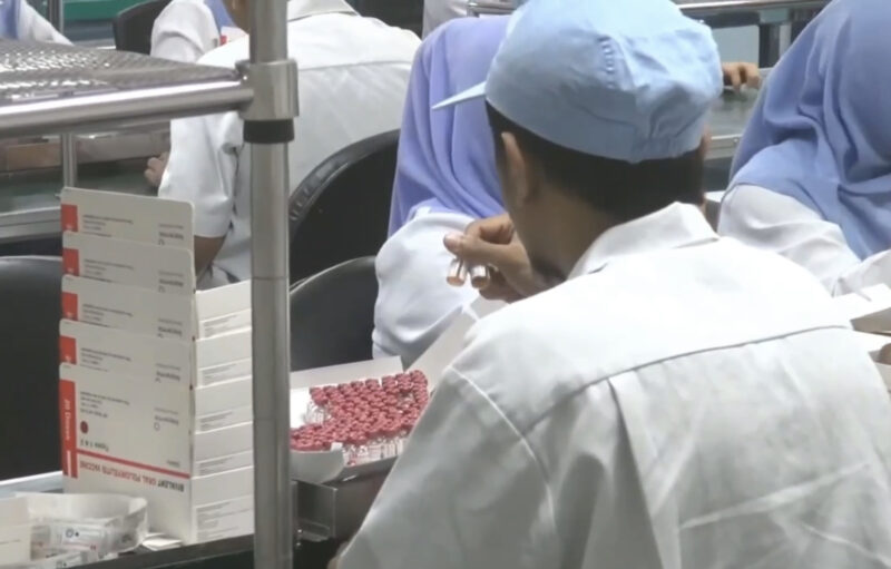 Karyawan Tengah Sortir Vial Vaksin di Pabrik Bio Farma, Bandung.