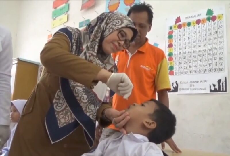 Seorang anak tengah mendapatkan imunisasi polio.