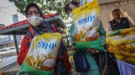 Warga Bandung Tengah Membeli Beras Dengan Harga Murah.