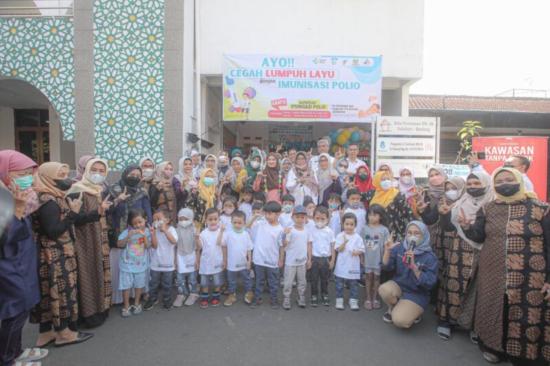 vaksinasi polio di Posyandu Flamboyan, RW 14 Kelurahan Cikutra Kecamatan Cibeunying Kidul Kota Bandung, Rabu (05/04).