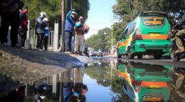 Proses pemindahan kabel udara atau ducting di ruas Jalan L.L.R.E Martadinata (Jalan Riau) hingga perempatan Jalan Banda.