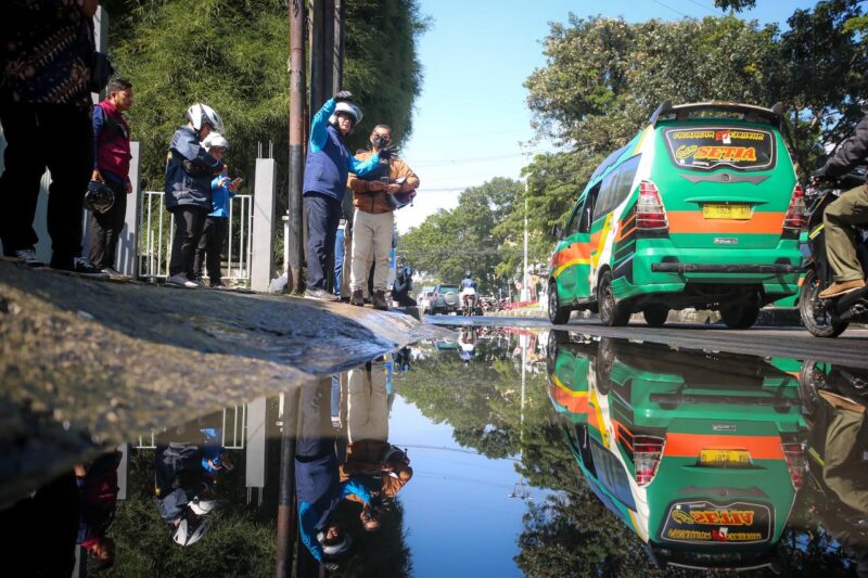 Proses pemindahan kabel udara atau ducting di ruas Jalan L.L.R.E Martadinata (Jalan Riau) hingga perempatan Jalan Banda.