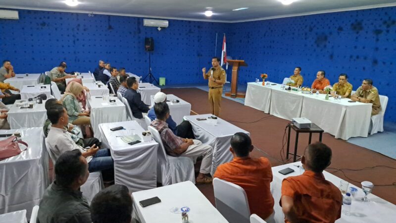 Bupati Sumedang H. Dony Ahmad Munir saat menghadiri Halal bi Halal dan Rapat Koordinasi Bumdesma LKD se-Kabupaten Sumedang di Aula Hotel Hanjuang Hegar Cimalaka, Senin (8/5/2023). 