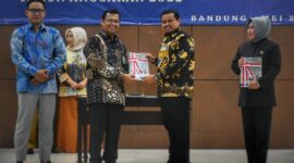 Bupati Sumedang H.Dony Ahmad Munir bersama Wakil Ketua DPRD Sumedang Titus Diah menerima  Laporan Hasil Pemeriksaan (LHP) atas Laporan Keuangan Pemerintah Daerah (LKPD) Tahun Anggaran 2022 dari Kepala BPK RI Perwakilan Provinsi Jawa Barat Paula Henry Simatupang di Bandung, Senin (9/5/2023). 