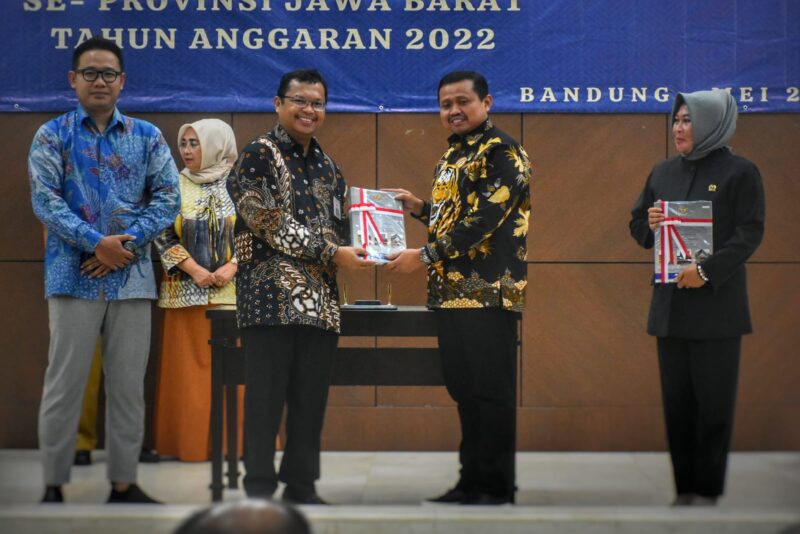Bupati Sumedang H.Dony Ahmad Munir bersama Wakil Ketua DPRD Sumedang Titus Diah menerima  Laporan Hasil Pemeriksaan (LHP) atas Laporan Keuangan Pemerintah Daerah (LKPD) Tahun Anggaran 2022 dari Kepala BPK RI Perwakilan Provinsi Jawa Barat Paula Henry Simatupang di Bandung, Senin (9/5/2023). 