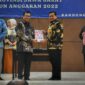 Bupati Sumedang H.Dony Ahmad Munir bersama Wakil Ketua DPRD Sumedang Titus Diah menerima  Laporan Hasil Pemeriksaan (LHP) atas Laporan Keuangan Pemerintah Daerah (LKPD) Tahun Anggaran 2022 dari Kepala BPK RI Perwakilan Provinsi Jawa Barat Paula Henry Simatupang di Bandung, Senin (9/5/2023). 