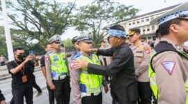 Plh Wali Kota Bandung Ema Sumarna melantik 1600 Polisi RW di Balaikota, Bandung, Kamis (11/05).