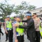 Plh Wali Kota Bandung Ema Sumarna melantik 1600 Polisi RW di Balaikota, Bandung, Kamis (11/05).
