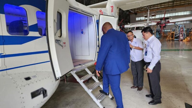 Menhan Kongo TInjau Pesawat N-219 buatan PT DI.