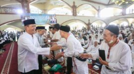 Plh Wali Kota Bandung Ema Sumarna Melepas Calon Haji di Masjid Pusdai, Bandung.