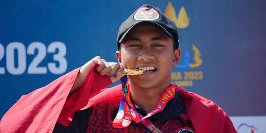 Rashif Amila bersuka cita sumbang emas pertama untuk Indonesia.