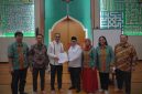 Penyerahan sertifikat halal vaksin BCG produk Bio Farma oleh Kepala BPJPH, Ahmad Haikal Hassan (tengah) kepada Direktur Utama Bio Farma, Shadiq Akasya (ketiga dari kiri)