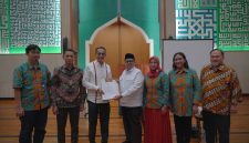 Penyerahan sertifikat halal vaksin BCG produk Bio Farma oleh Kepala BPJPH, Ahmad Haikal Hassan (tengah) kepada Direktur Utama Bio Farma, Shadiq Akasya (ketiga dari kiri)
