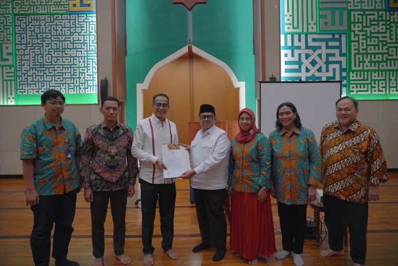 Penyerahan sertifikat halal vaksin BCG produk Bio Farma oleh Kepala BPJPH, Ahmad Haikal Hassan (tengah) kepada Direktur Utama Bio Farma, Shadiq Akasya (ketiga dari kiri)