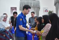 Wakil Bupati Sumedang M. Fajar Aldila saat memberikan bingkisan kepada warga di Bazar Tebus Murah TerdePAN dalam rangka Safari Ramadhan PAN di Halaman Gedung Negara Sumedang, Minggu (16/3/2025).