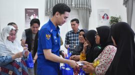Wakil Bupati Sumedang M. Fajar Aldila saat memberikan bingkisan kepada warga di Bazar Tebus Murah TerdePAN dalam rangka Safari Ramadhan PAN di Halaman Gedung Negara Sumedang, Minggu (16/3/2025).