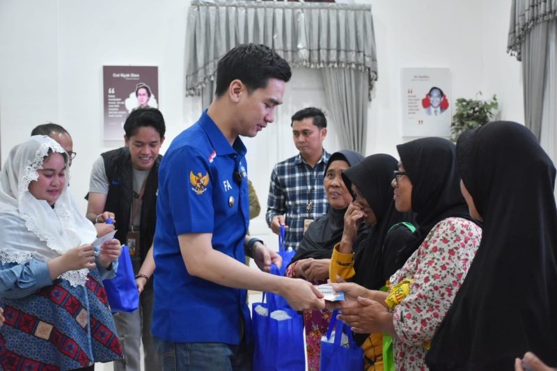 Wakil Bupati Sumedang M. Fajar Aldila saat memberikan bingkisan kepada warga di Bazar Tebus Murah TerdePAN dalam rangka Safari Ramadhan PAN di Halaman Gedung Negara Sumedang, Minggu (16/3/2025).