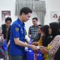 Wakil Bupati Sumedang M. Fajar Aldila saat memberikan bingkisan kepada warga di Bazar Tebus Murah TerdePAN dalam rangka Safari Ramadhan PAN di Halaman Gedung Negara Sumedang, Minggu (16/3/2025).