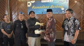 Dirut PT DI Gita Amperiawan memberikan paket bahan pokok di Gedung Dirgantara II (Dharma Wanita) PTDI Bandung, Kamis (20/3).